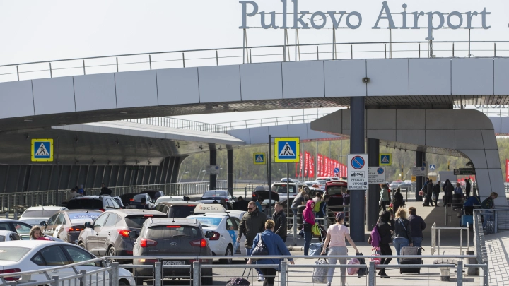У Пулково проблемы: Десятки рейсов задержаны, планы множества людей пошли прахом