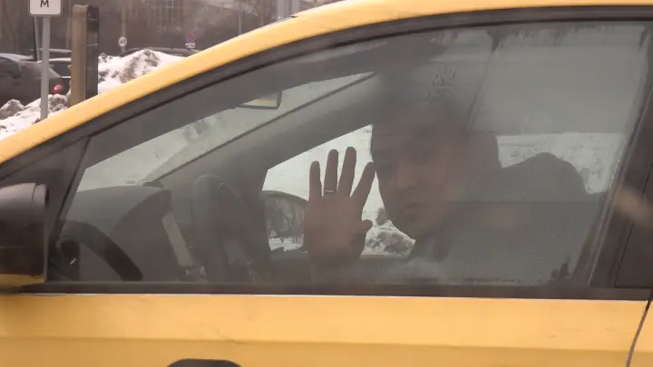 Вдова участника СВО указала таксисту Аргену на нарушение. В ответ - переход на ты и фраза: Ты мне никто