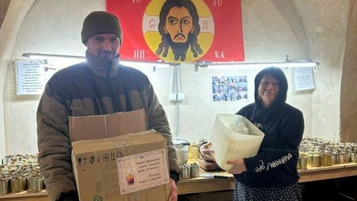 Замерзающие жители Чехова греются окопными свечами