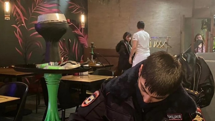 В Анапе руководство двух баров накажут за курение кальянов
