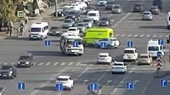 В Челябинске женщина-водитель врезалась в машину скорой помощи, перевозившую грудного младенца