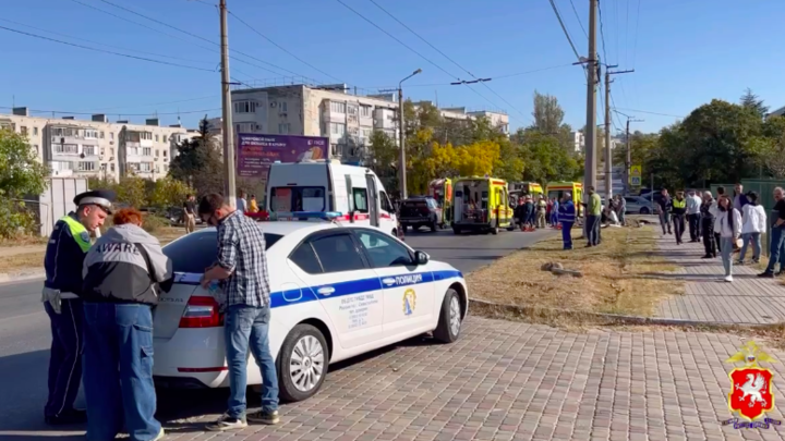 В Севастополе микроавтобус попал в ДТП, один человек погиб и семеро пострадали