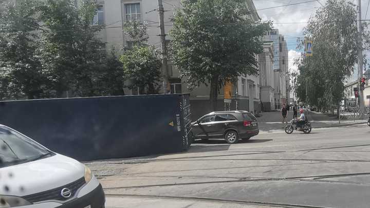 Контейнер с грузовика упал на трамвайные пути на улице Волочаевской в Новосибирске