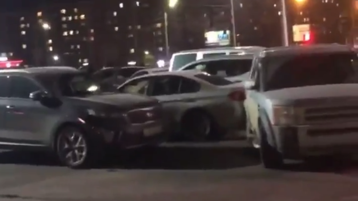 В Челябинской области внедорожник разнес автомобили на парковке возле торгового центра