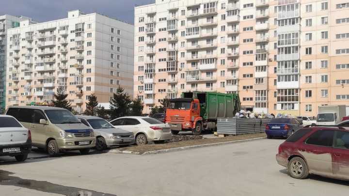 В Новосибирске начали убирать горы мусора из пострадавших от забастовки районов