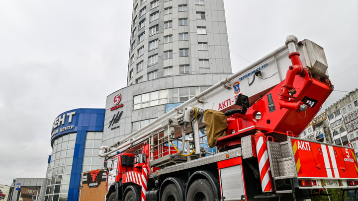 В Новокузнецке пожарные эвакуировали ТЦ «Континент»