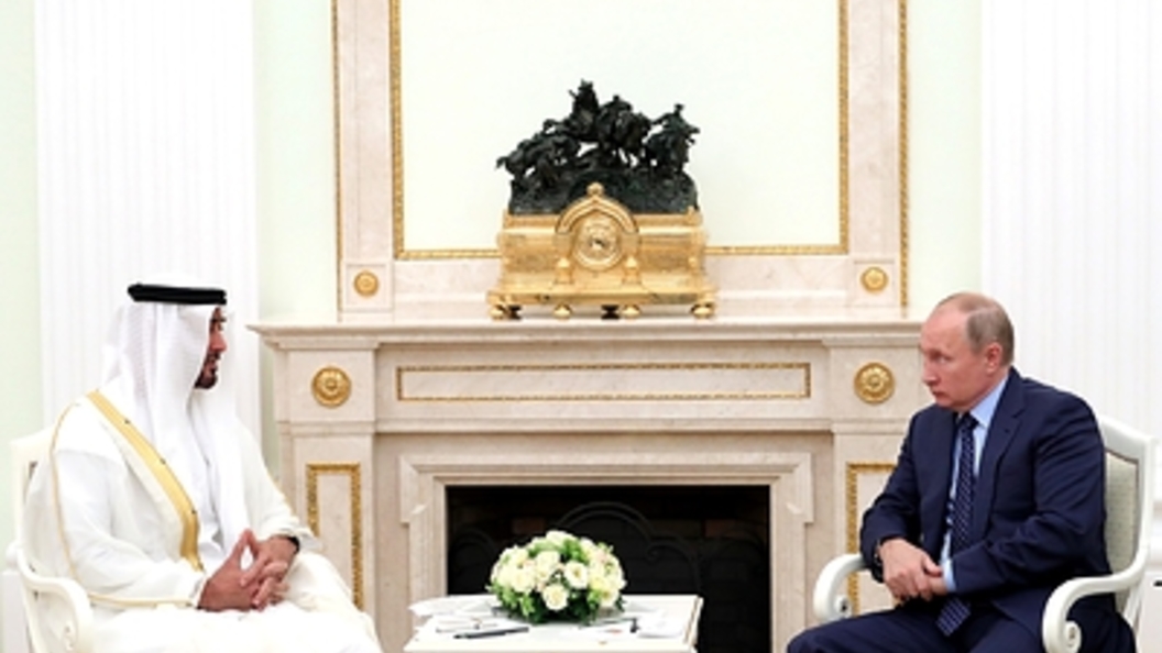 Путин, президент ОАЭ и попавшие в объектив кроссовки: Что скрывалось за кадром