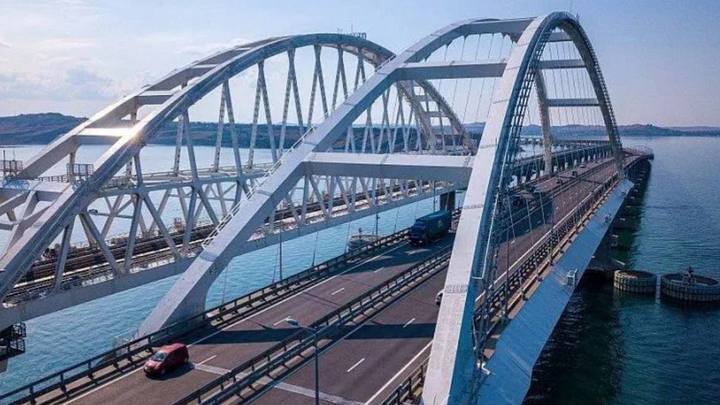 На Крымском мосту временно приостановили движение автотранспорта
