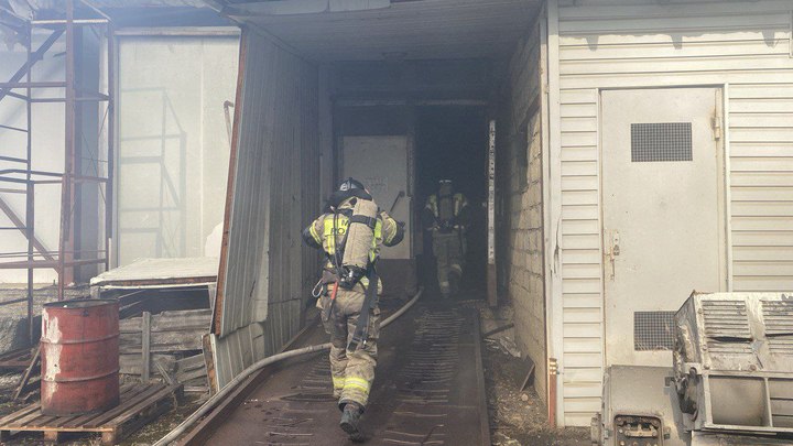 В Майкопе загорелись склады: объявлен второй ранг опасности