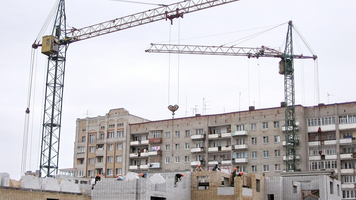 В Подмосковье кран упал на крышу здания - пострадал человек