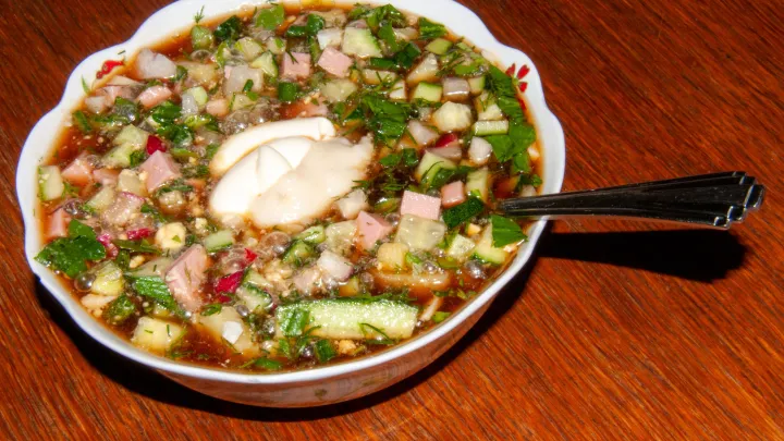 Без картофеля, колбасы и майонеза: врач рассказала, какая окрошка наиболее полезна, и кому она противопоказана