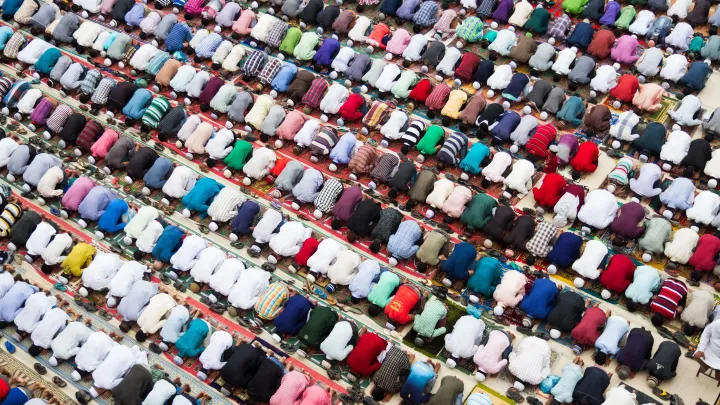 Русских стыдят. Говорят, намаз на улице - это норма: Кабанов ответил защитнице исламизации