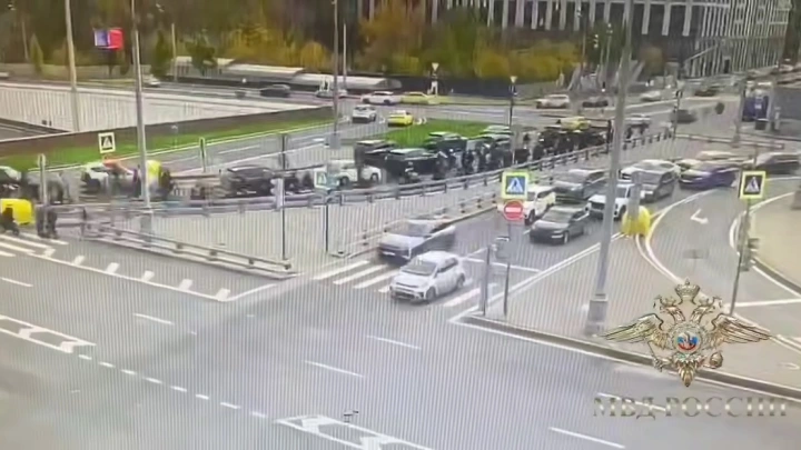 Сотни подростков на самокатах и питбайках устроили опасный заезд по Москве