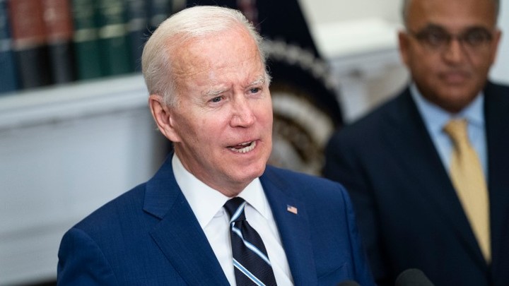 Американцы об инструкции по поиску стула для Байдена: Трампу бы уже объявили импичмент