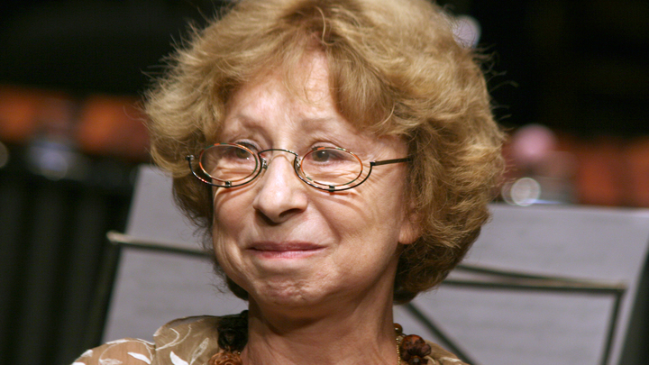 Лия Ахеджакова объяснила, как оказалась на сцене с флагом Украины в руках