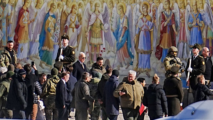 Такого вы ещё не видели: Байден под вой сирен сбегает из собора в Киеве