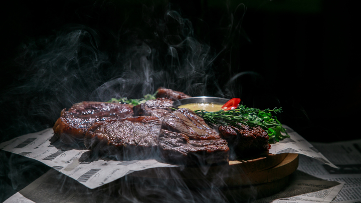 Исключить или ограничить? Стоит ли есть красное мясо людям после 50