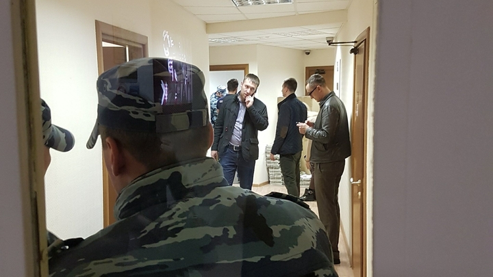 В Петербурге опера прошлись по кабинетам президентского вуза. Их интересуют поборы с преподавателей