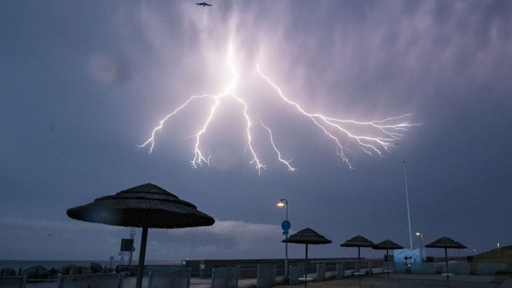 Молния ударила в троих детей на пляже в Пуэрто-Рико. Выжили чудом
