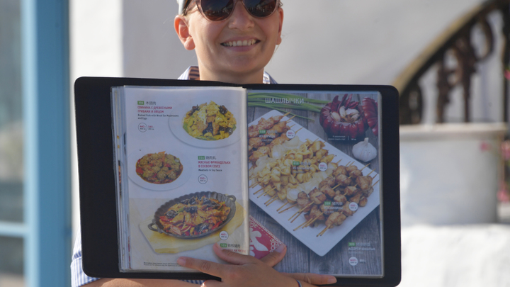 Меню в любом русском ресторане - это минное поле: Иностранцам посоветовали не приезжать в Россию