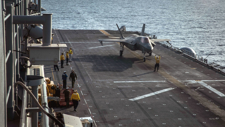 Падает в воду с палубы авианосца: Опубликована запись провальных тренировок истребителя F 35C