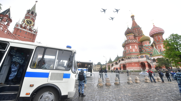 Тесты на COVID и раздельные казармы: Шойгу доложил Путину о репетициях парада Победы