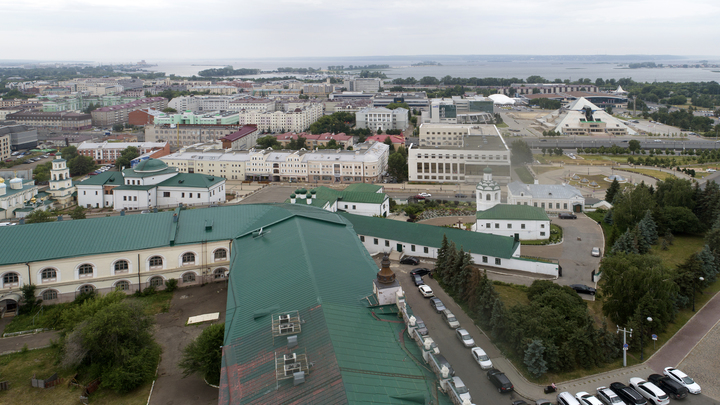 Из гимназии в Казани эвакуировали детей и взрослых: В городе сообщают о минировании