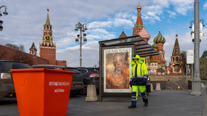 Контейнеры с противогололёдным материалом установили на улицах Москвы