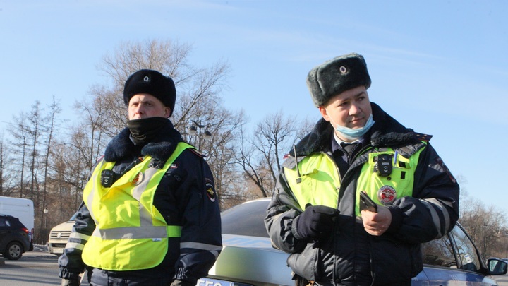 На въездах в Ростов и на трассе М-4 Дон полиция досматривает машины: в чем причина