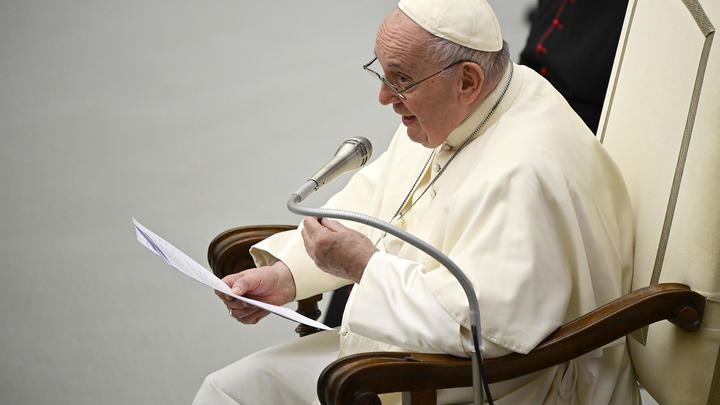 Папа римский играет в голубя мира, ведя на кладбище человечества