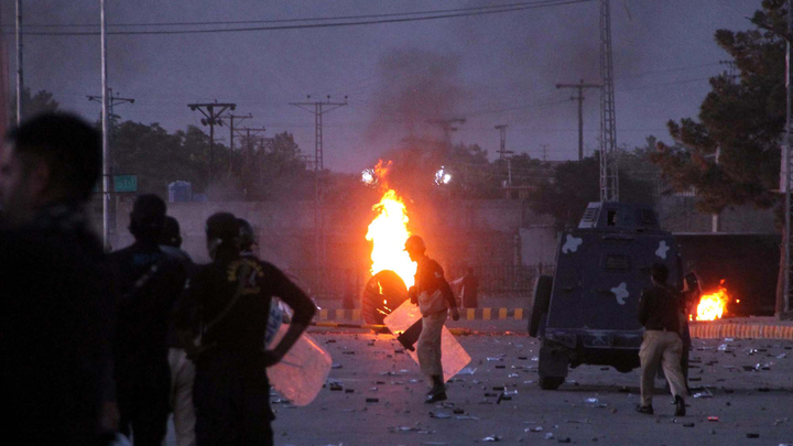 От водомётов до армии. Что происходит в Пакистане и почему