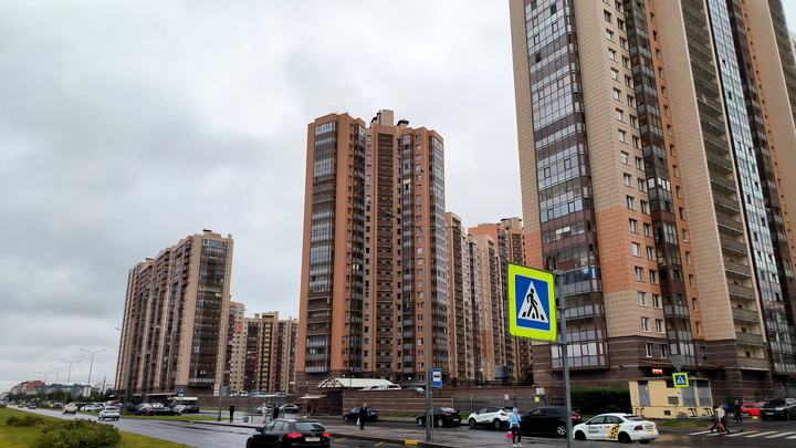 Мужчина напал на детей с битой. Преступление попало на камеры