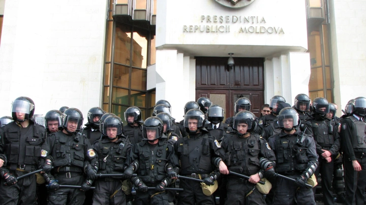 В Кишиневе вспыхнул народный протест: оппозиция выводит людей на улицы с требованием отставки Санду