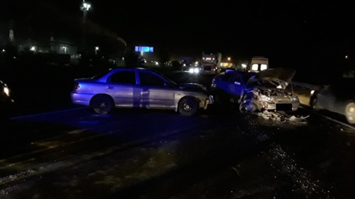 В Самарской области на перекрёстке Kia врезалась в ВАЗ. Пострадала женщина