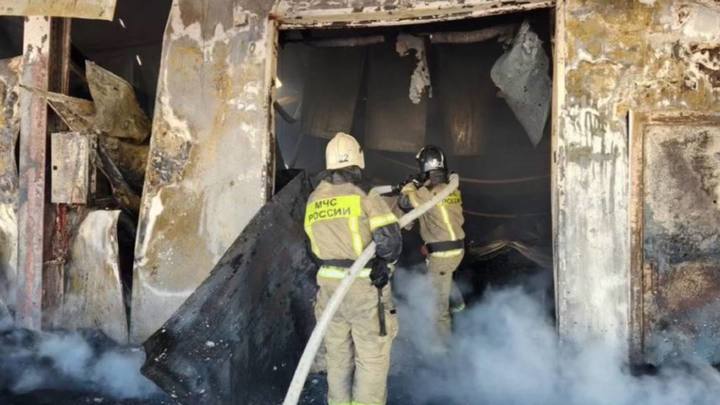 В хуторе Ленина Краснодарского края потушили овощной склад