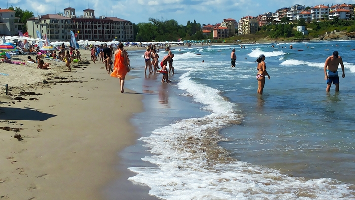 Попросили с курортов: в знак протеста против условий украинские беженцы массово бегут из Болгарии