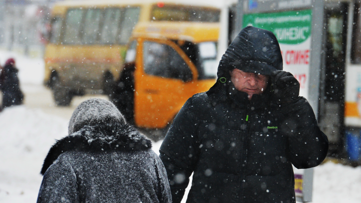 Сшибает с ног: на Москву обрушился шквалистый ветер и «стеклянный» лёд