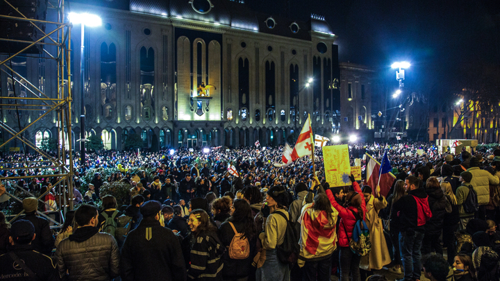 Протесты в Грузии: митингующие перекрыли главную улицу столицы