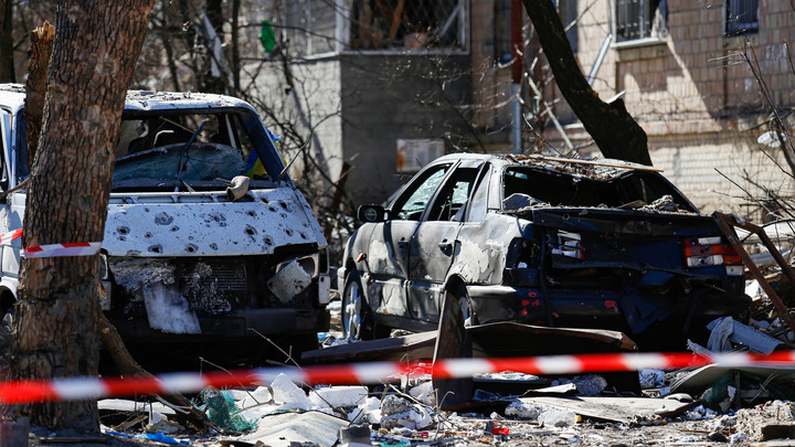 Новая провокация ВСУ в Донецке: Пострадавших выносят из попавшей под обстрел маршрутки