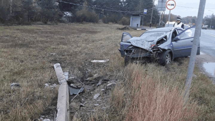 Девушка и мальчик попали в больницу после наезда Chevrolet Lacetti на столб под Ивановом