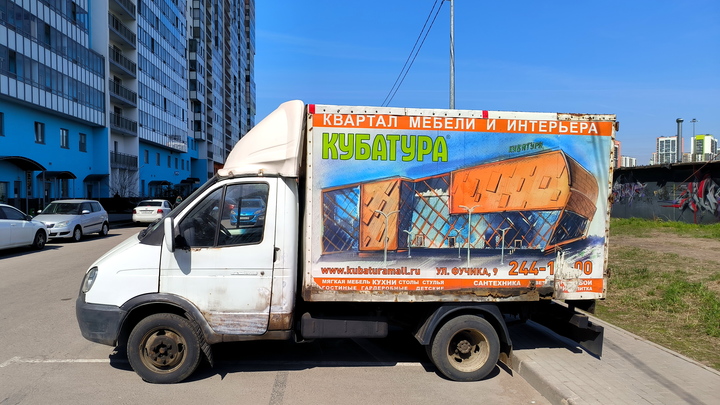 В Екатеринбурге торговцы помидорами оккупировали тротуар и парковку возле дома