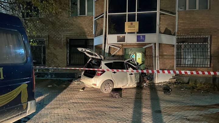 В Челябинской области Ниссан на всей скорости врезался в здание администрации