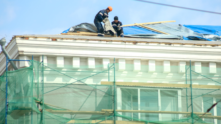 Бетонная плита рухнула на машины у здания в центре Москвы