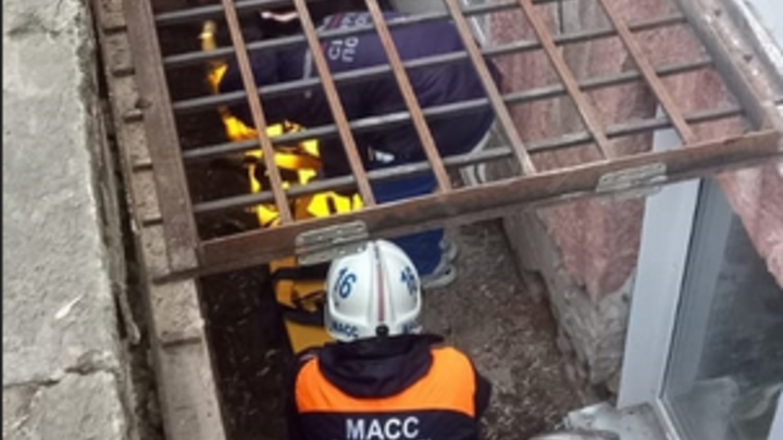В Новосибирске мужчина провалился в приямок многоэтажного дома