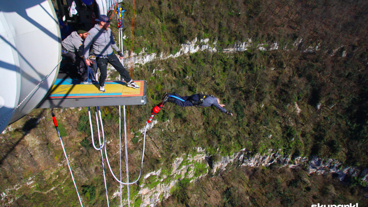 Новый рекорд: в Скайпарке Сочи 93-летний пенсионер прыгнул с высоты 200 метров