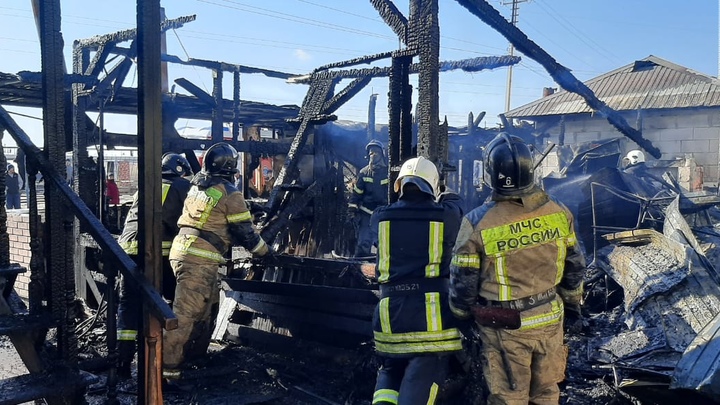 В Новосибирске загорелось кафе на Хилокской