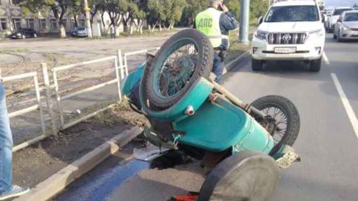 В Челябинске мотоцикл с коляской скинул водителя и поехал дальше