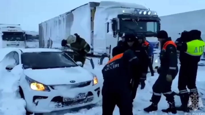 По трассе М-4 «Дон» по-прежнему невозможно проехать: люди стоят уже 16 часов