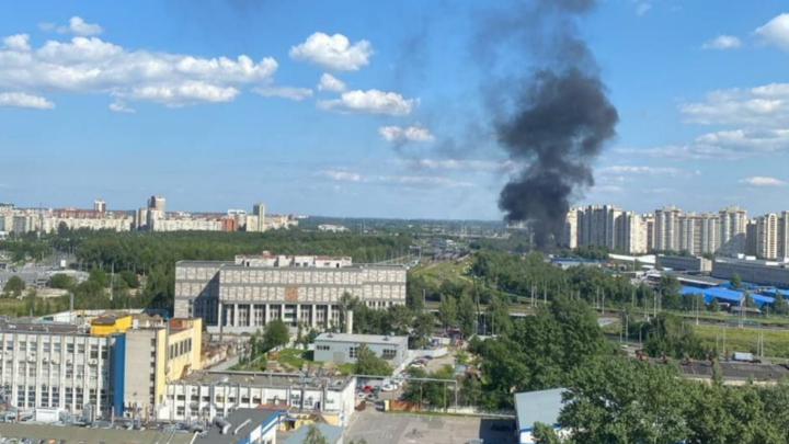 Столб чёрного дыма поднялся над депо за Ладожским вокзалом