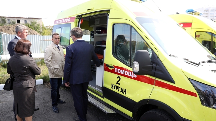 В Курганской области губернатор вручил ключи от 10 автомобилей скорой помощи